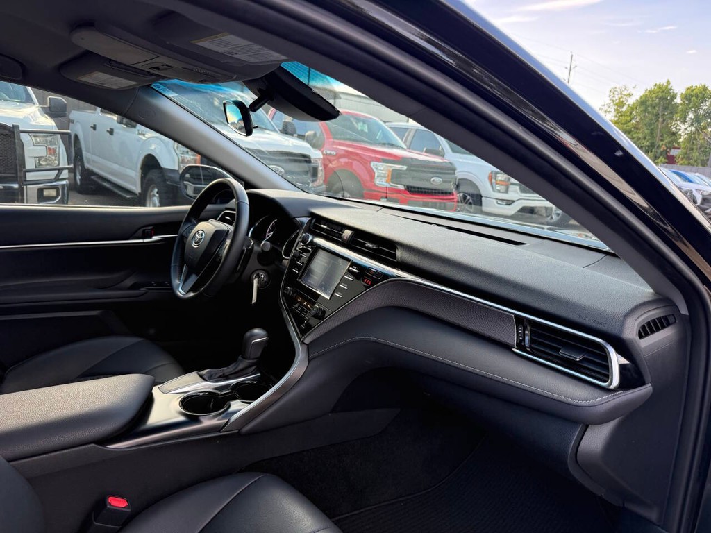 Toyota Camry Vehicle Full-screen Gallery Image 09