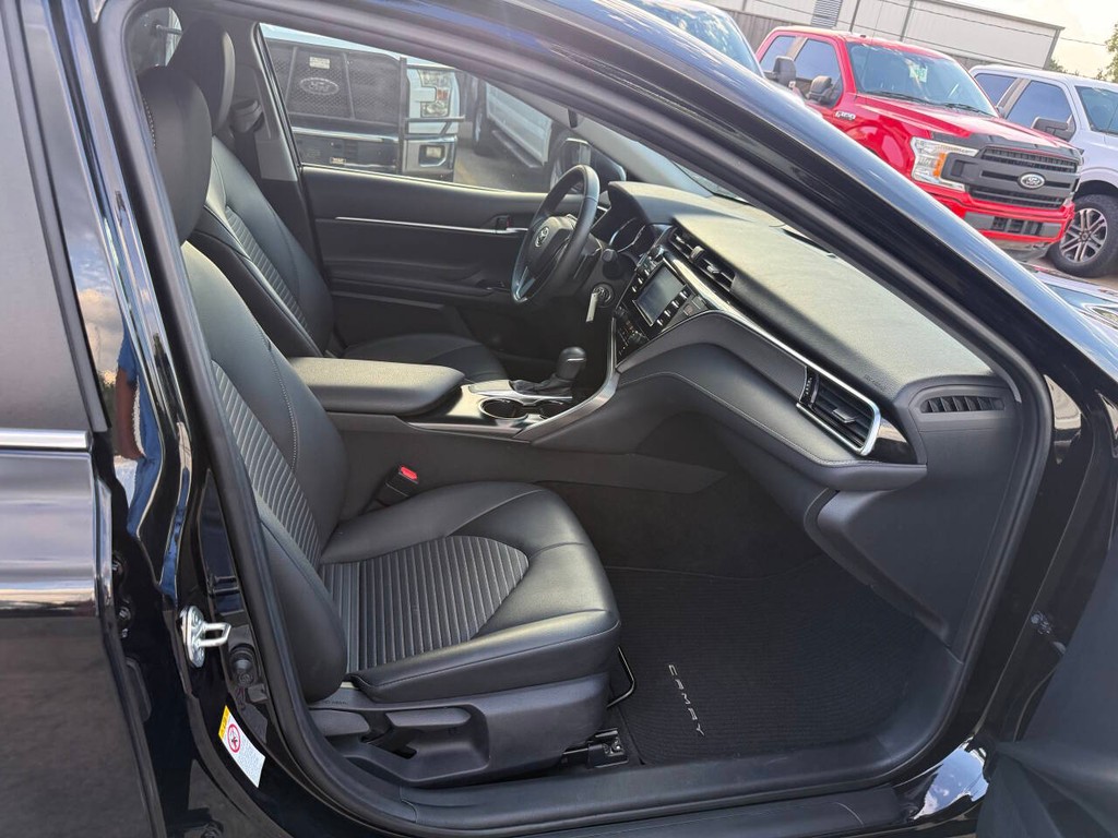 Toyota Camry Vehicle Full-screen Gallery Image 10