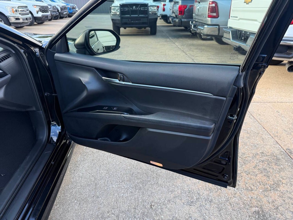 Toyota Camry Vehicle Full-screen Gallery Image 11
