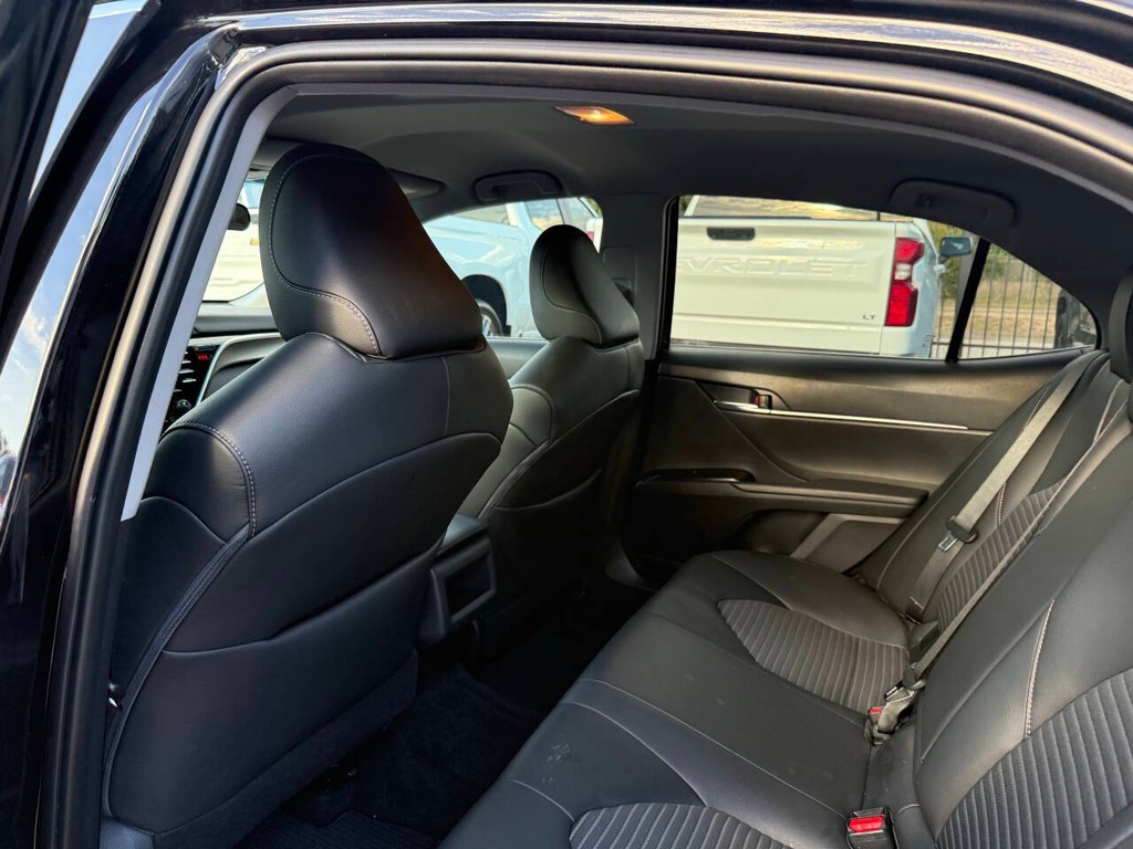 Toyota Camry Vehicle Full-screen Gallery Image 12