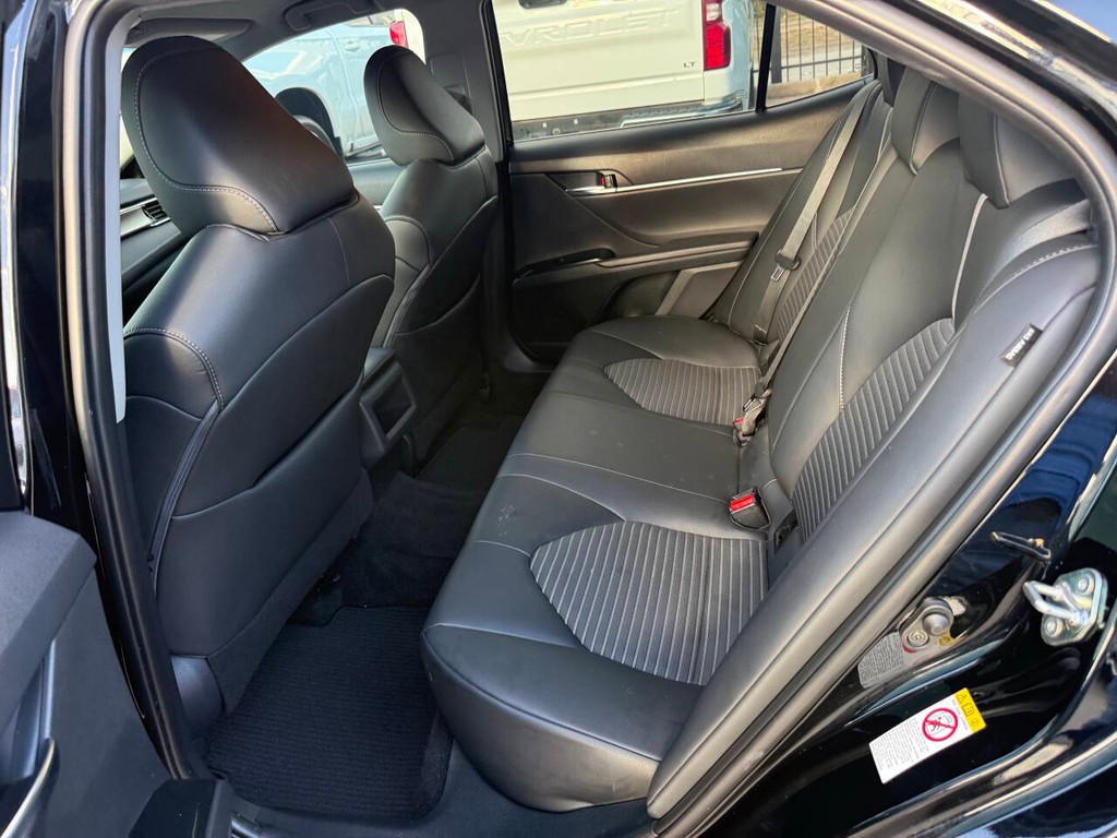 Toyota Camry Vehicle Full-screen Gallery Image 13