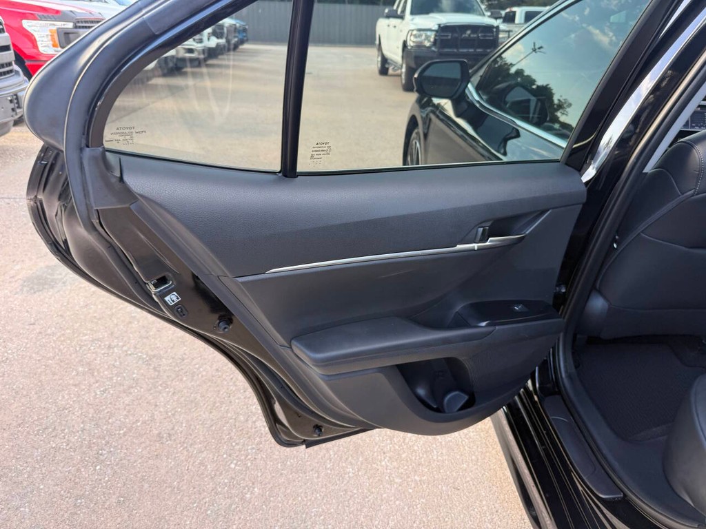 Toyota Camry Vehicle Full-screen Gallery Image 14