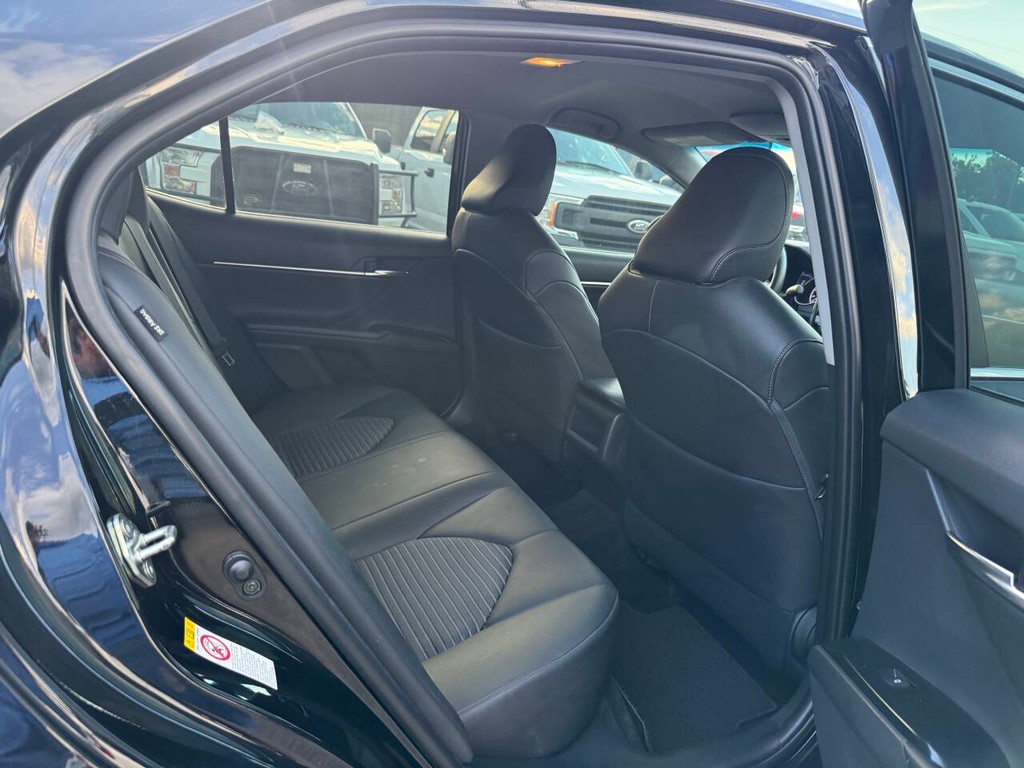 Toyota Camry Vehicle Full-screen Gallery Image 15