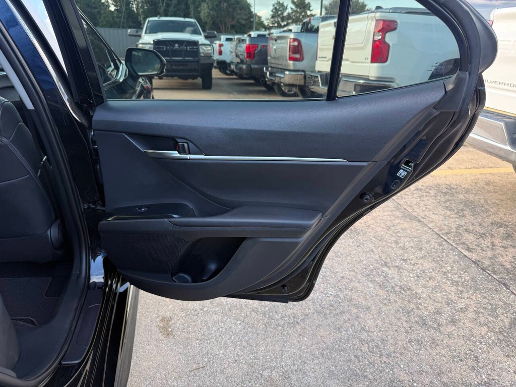Toyota Camry Vehicle Full-screen Gallery Image 16