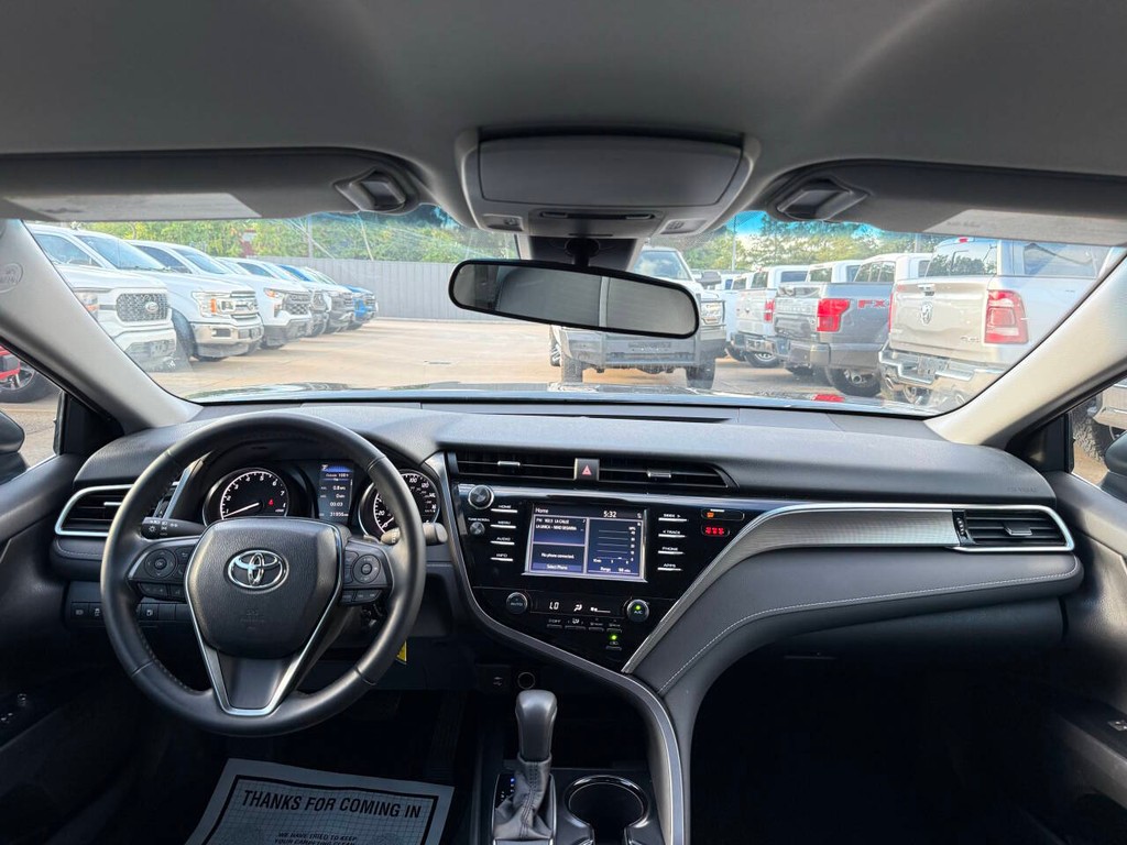 Toyota Camry Vehicle Full-screen Gallery Image 17