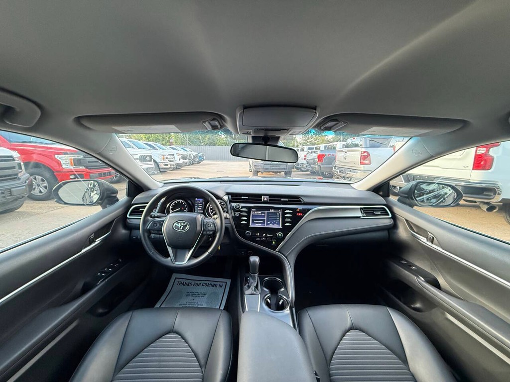 Toyota Camry Vehicle Full-screen Gallery Image 18