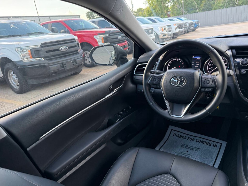 Toyota Camry Vehicle Full-screen Gallery Image 19