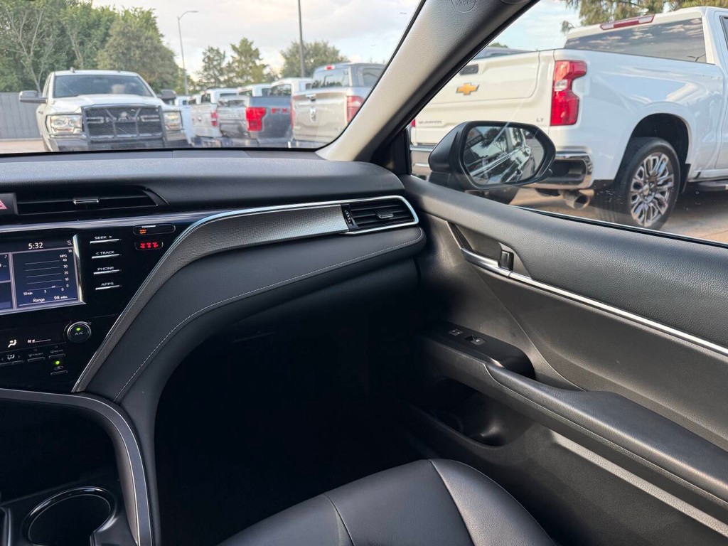 Toyota Camry Vehicle Full-screen Gallery Image 20