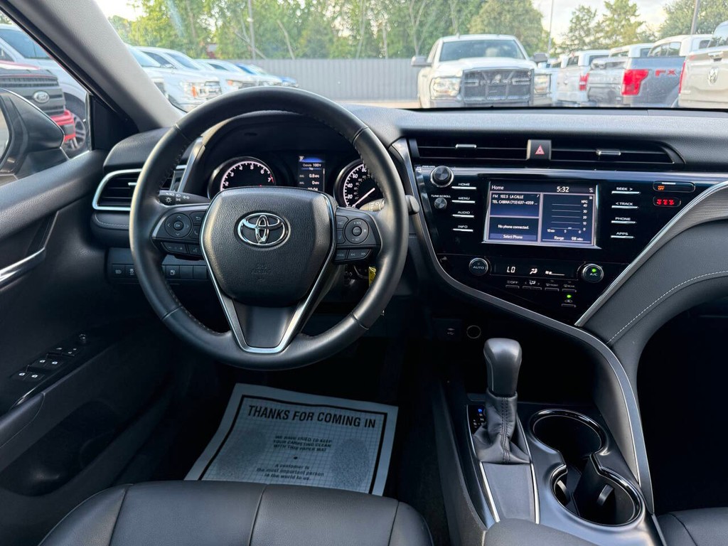 Toyota Camry Vehicle Full-screen Gallery Image 21