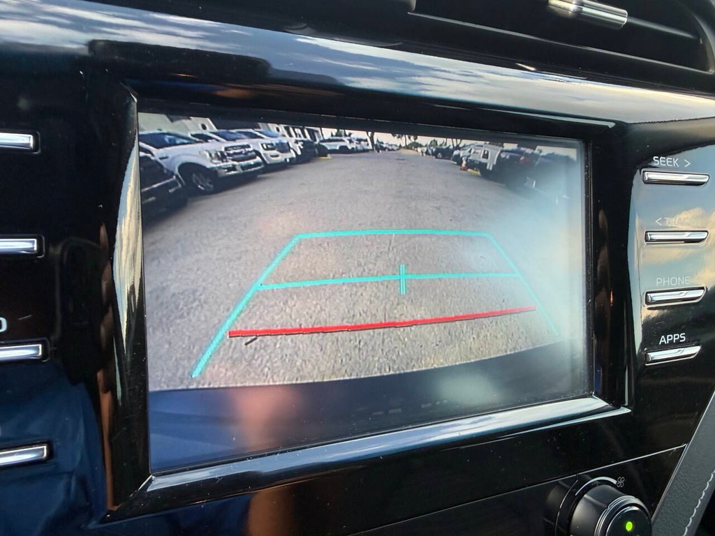 Toyota Camry Vehicle Full-screen Gallery Image 26