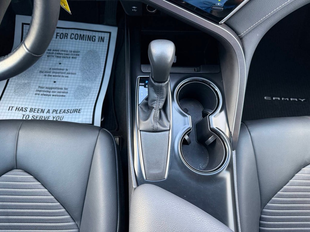 Toyota Camry Vehicle Full-screen Gallery Image 29