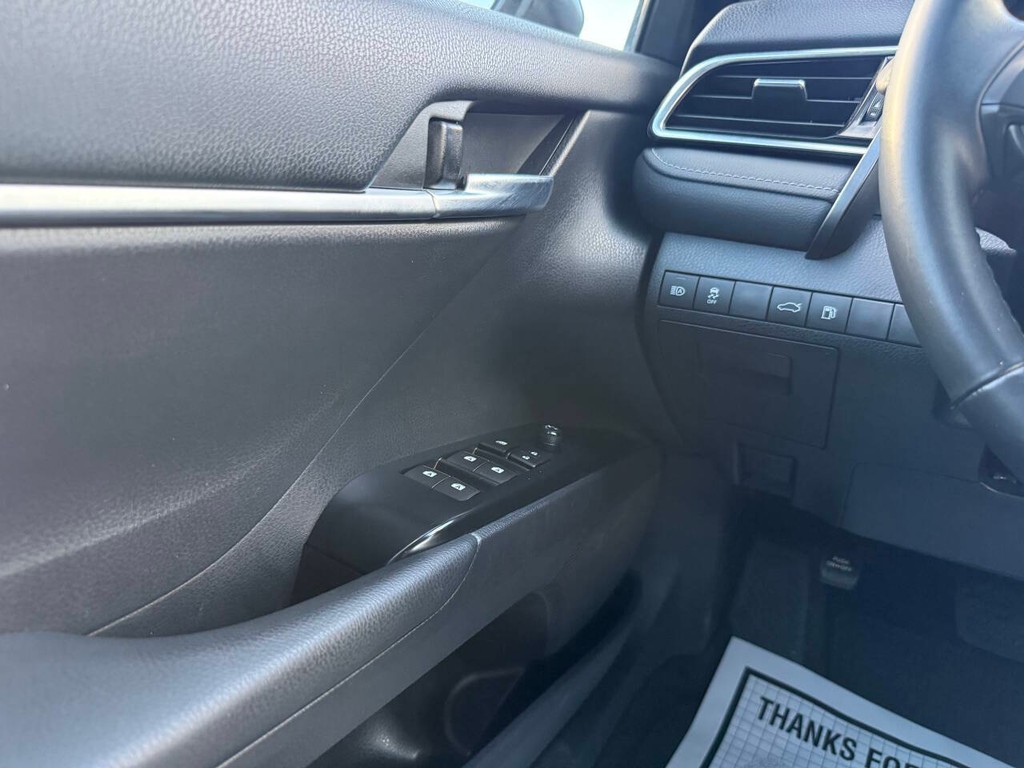 Toyota Camry Vehicle Full-screen Gallery Image 30