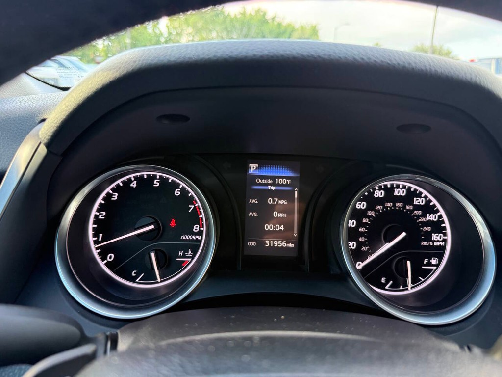 Toyota Camry Vehicle Full-screen Gallery Image 31