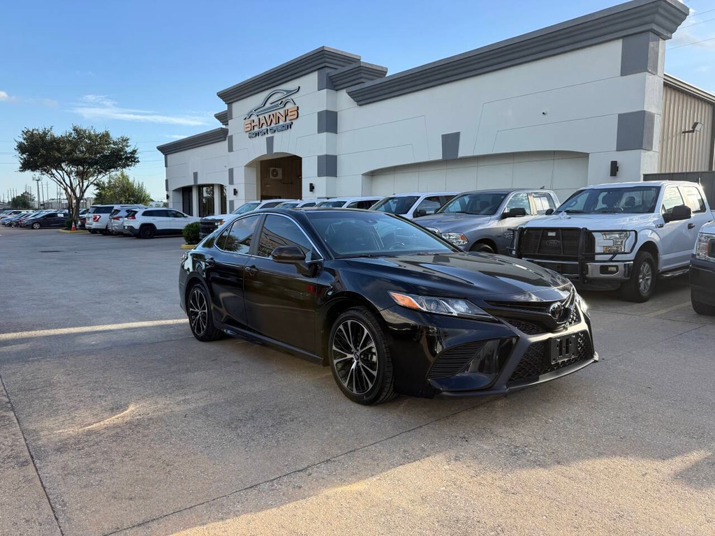 Toyota Camry Vehicle Full-screen Gallery Image 40