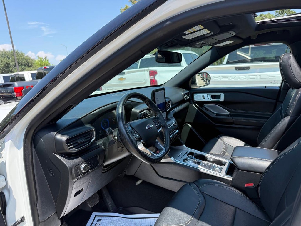 Ford Explorer Vehicle Full-screen Gallery Image 06