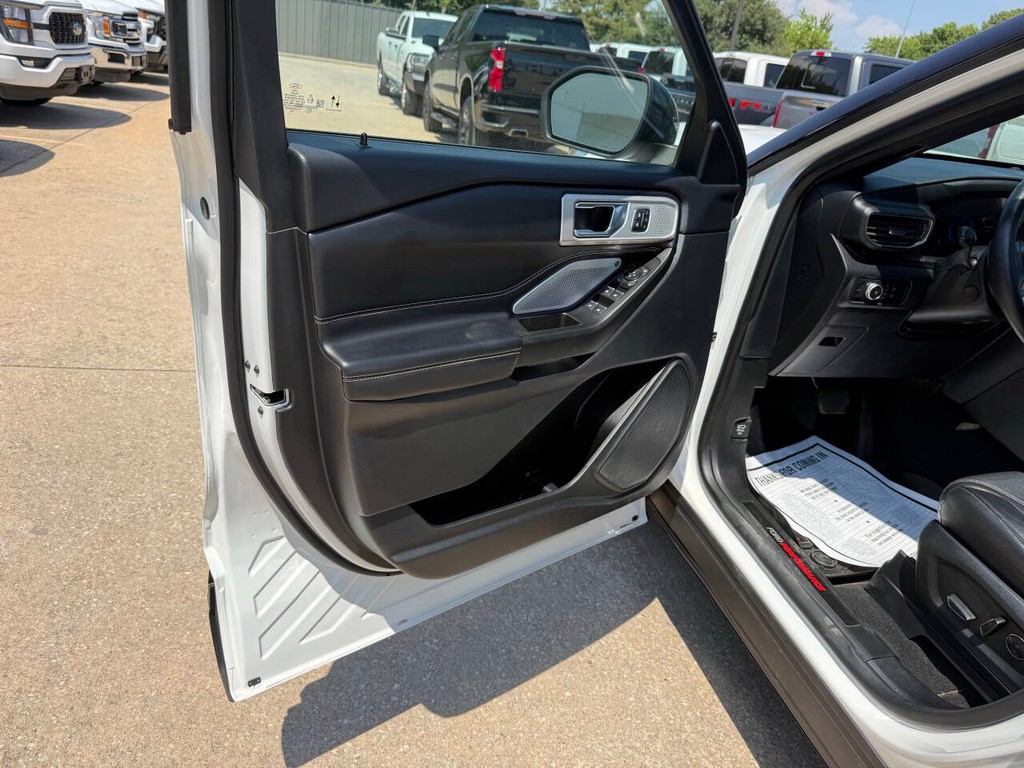 Ford Explorer Vehicle Full-screen Gallery Image 09