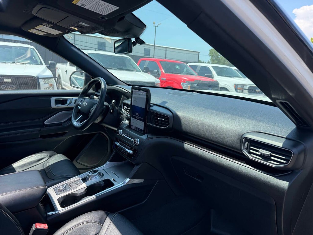 Ford Explorer Vehicle Full-screen Gallery Image 11