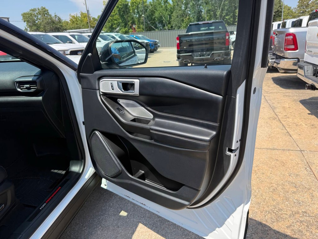 Ford Explorer Vehicle Full-screen Gallery Image 14