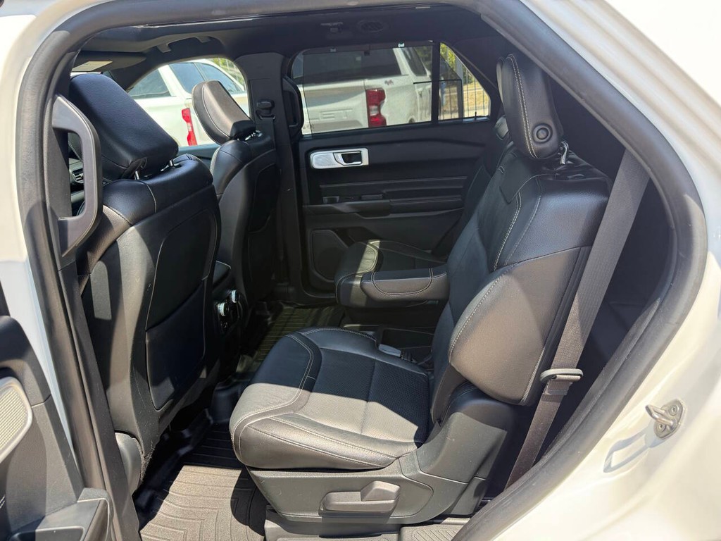 Ford Explorer Vehicle Full-screen Gallery Image 15