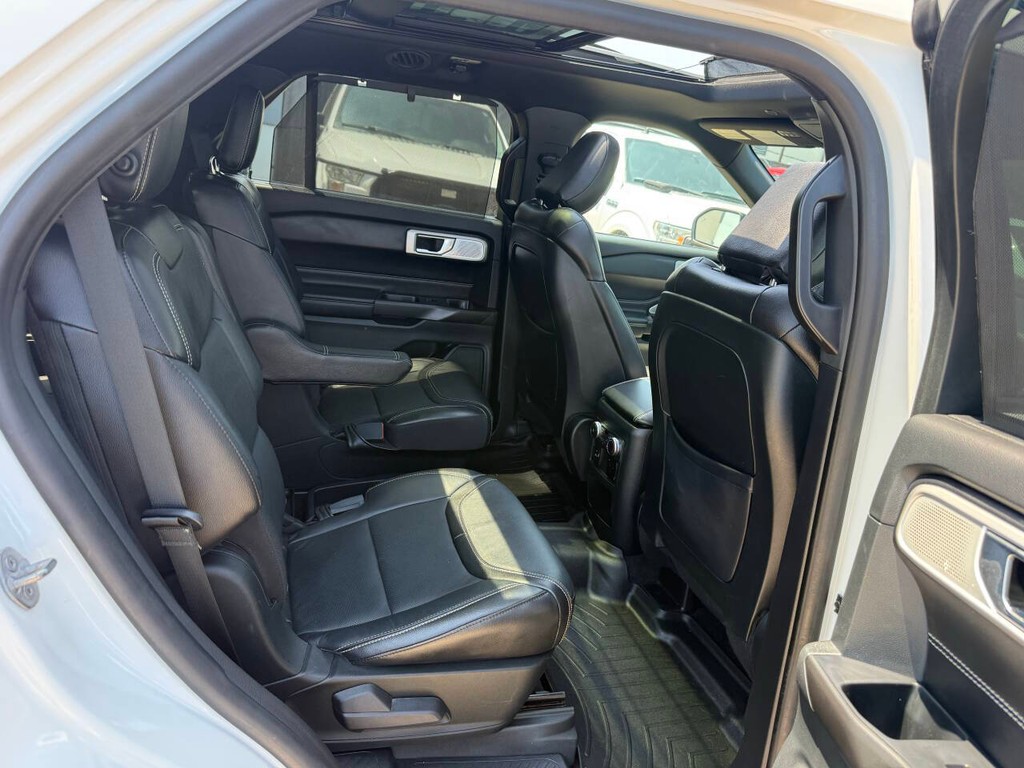 Ford Explorer Vehicle Full-screen Gallery Image 18