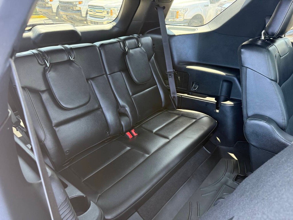 Ford Explorer Vehicle Full-screen Gallery Image 20