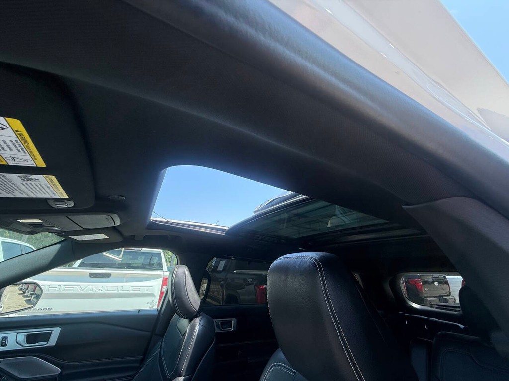 Ford Explorer Vehicle Full-screen Gallery Image 36