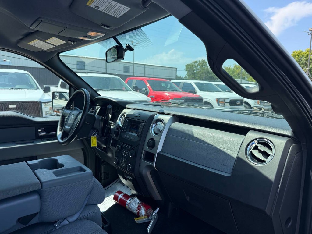 Ford F-150 Vehicle Full-screen Gallery Image 09