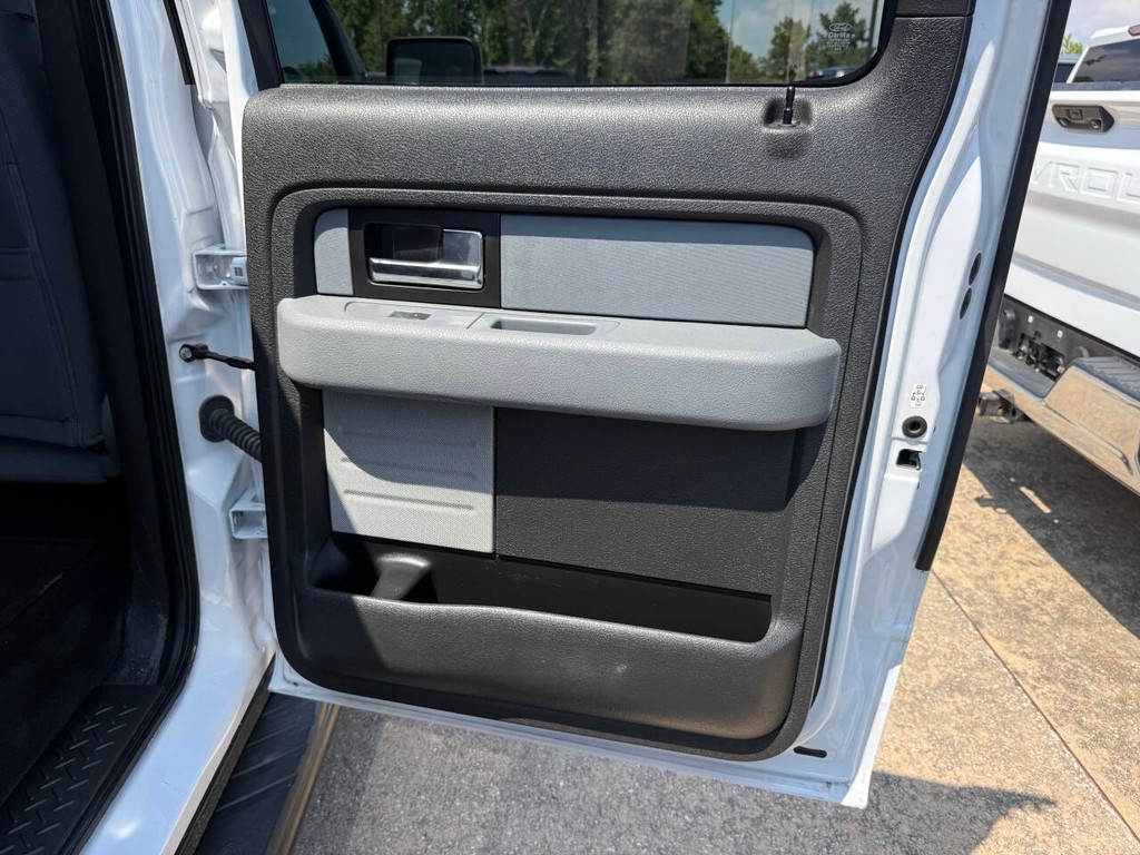 Ford F-150 Vehicle Full-screen Gallery Image 16