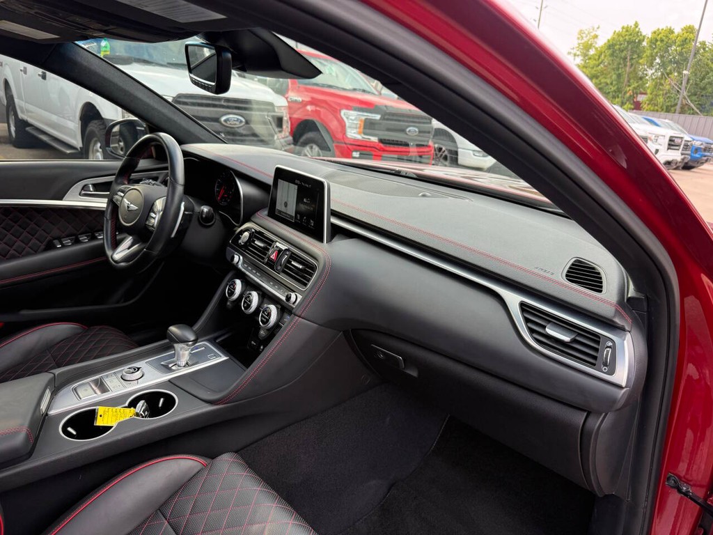 Genesis G70 Vehicle Full-screen Gallery Image 09