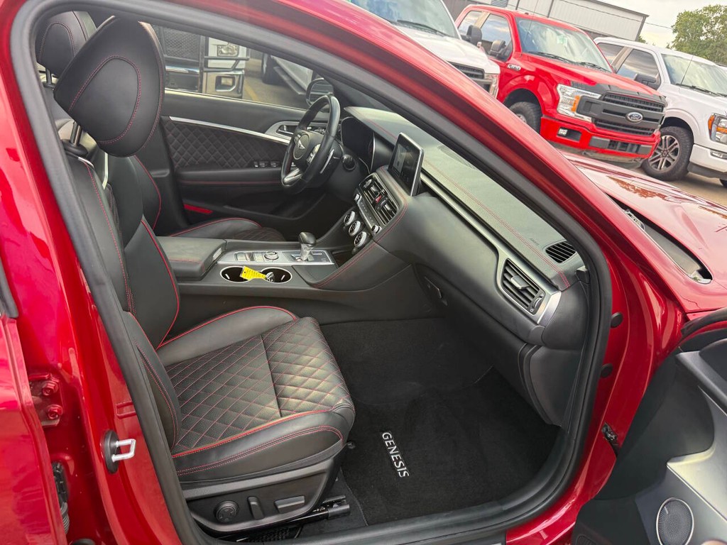 Genesis G70 Vehicle Full-screen Gallery Image 10