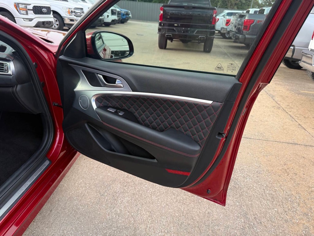 Genesis G70 Vehicle Full-screen Gallery Image 11