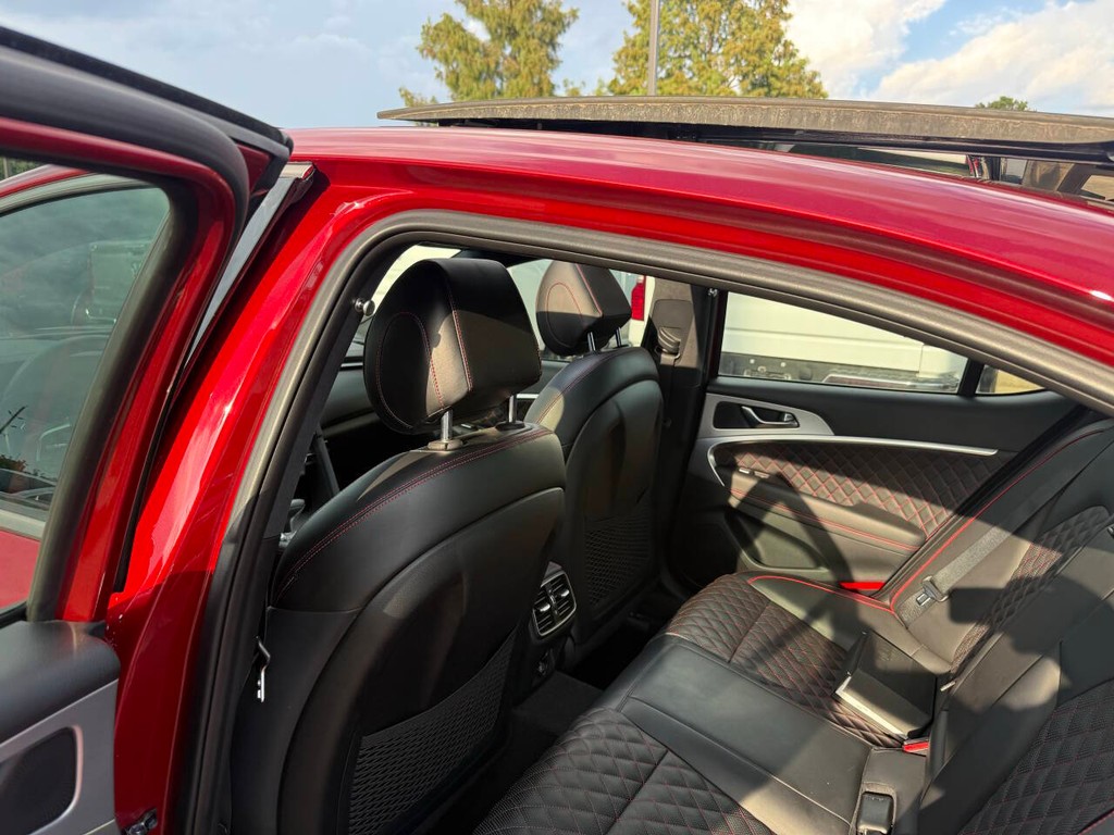 Genesis G70 Vehicle Full-screen Gallery Image 12