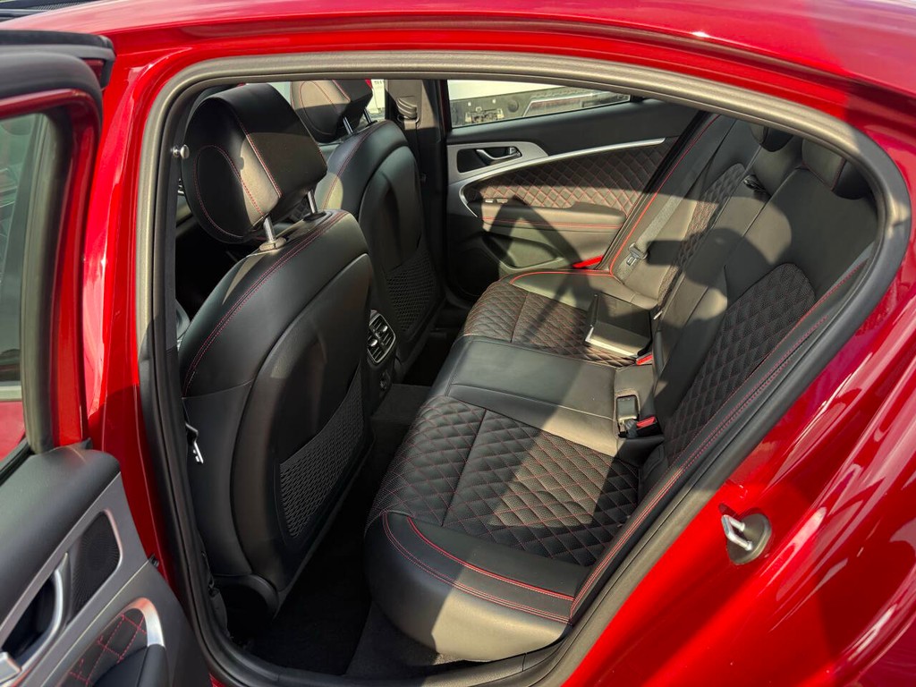Genesis G70 Vehicle Full-screen Gallery Image 13