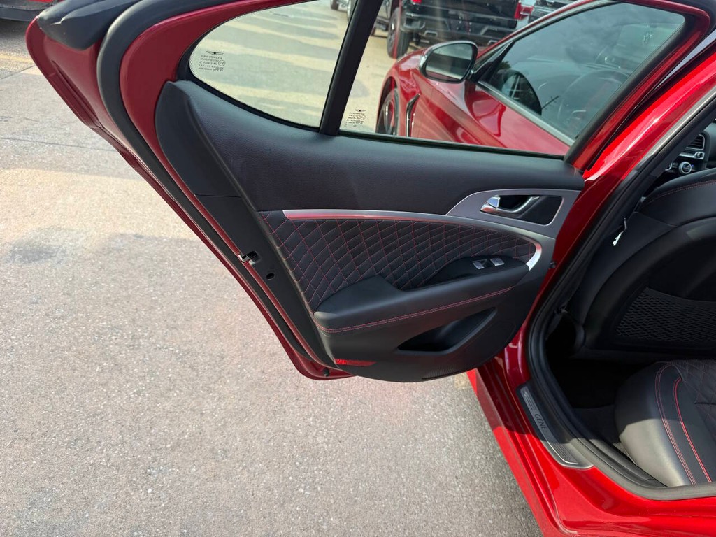 Genesis G70 Vehicle Full-screen Gallery Image 14
