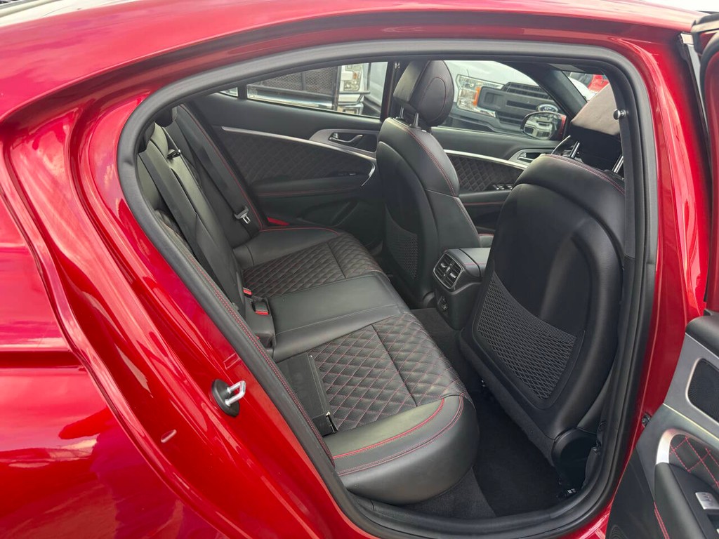 Genesis G70 Vehicle Full-screen Gallery Image 15