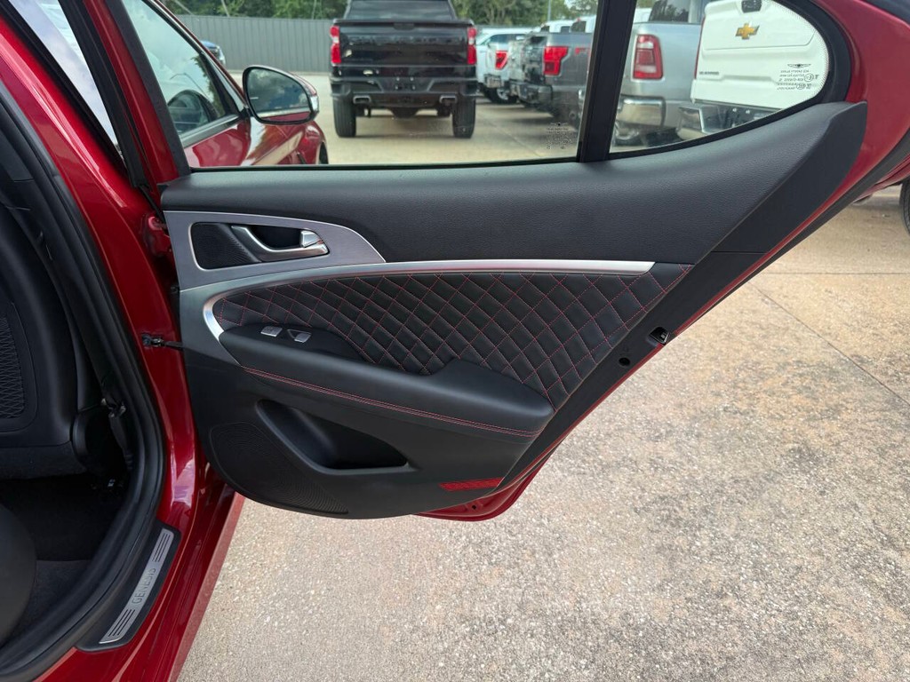 Genesis G70 Vehicle Full-screen Gallery Image 16