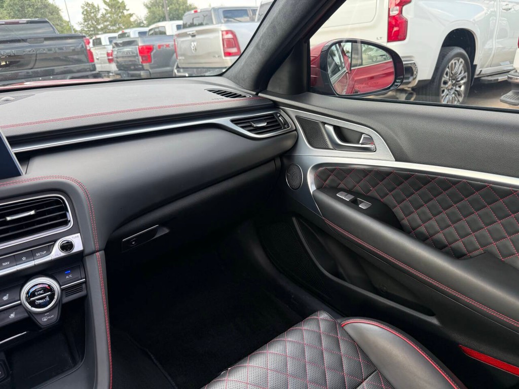 Genesis G70 Vehicle Full-screen Gallery Image 20