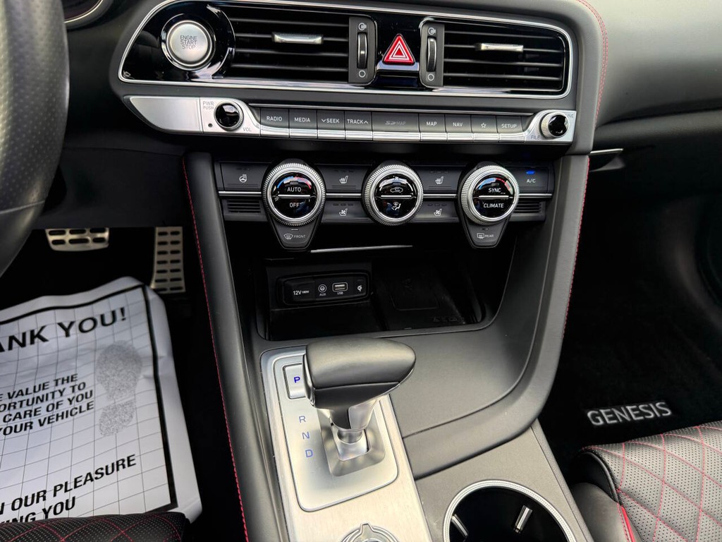 Genesis G70 Vehicle Full-screen Gallery Image 28
