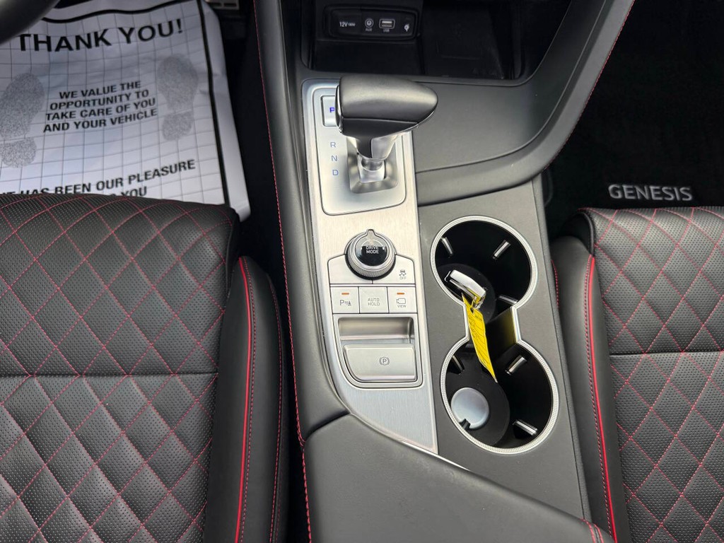 Genesis G70 Vehicle Full-screen Gallery Image 29