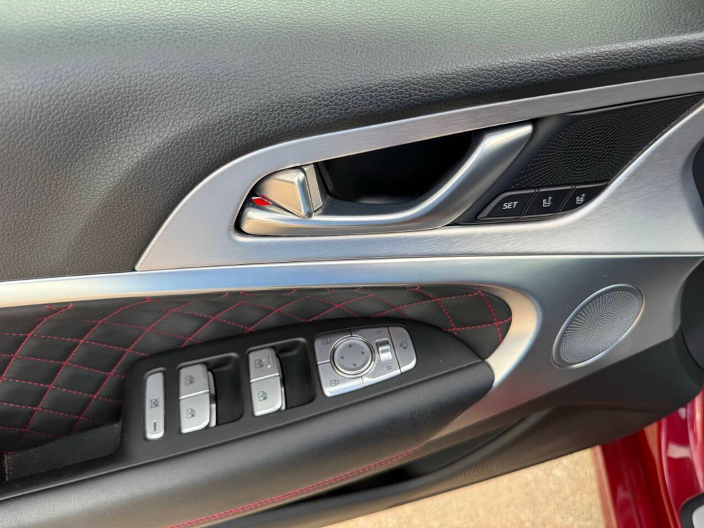 Genesis G70 Vehicle Full-screen Gallery Image 30