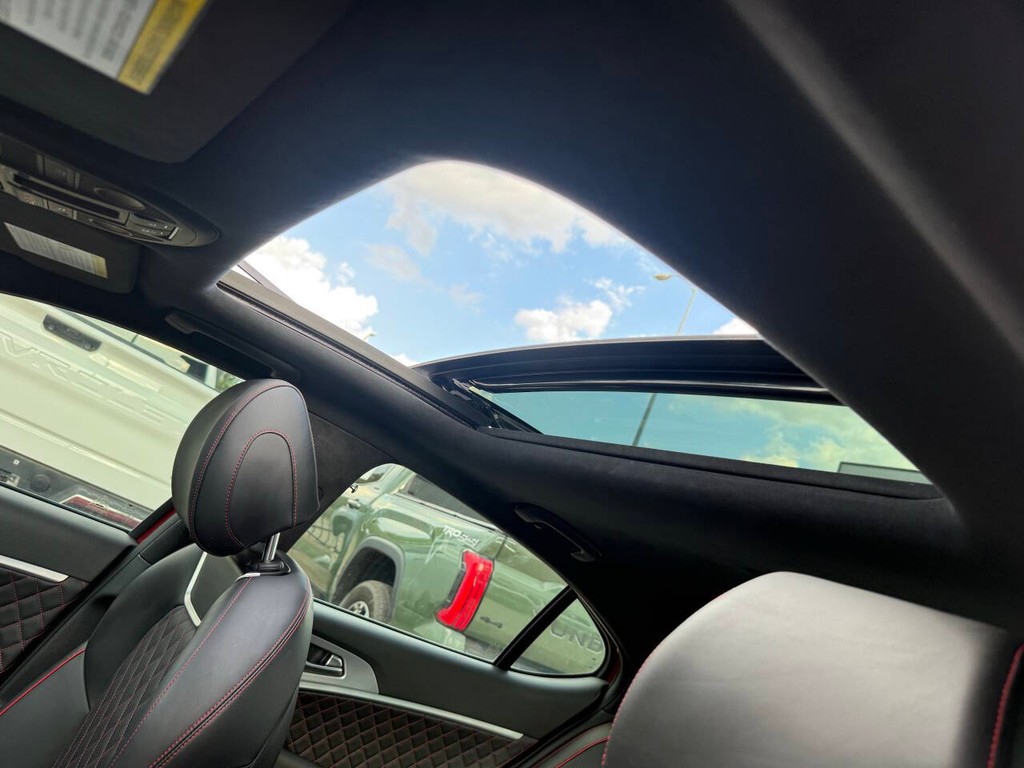 Genesis G70 Vehicle Full-screen Gallery Image 31