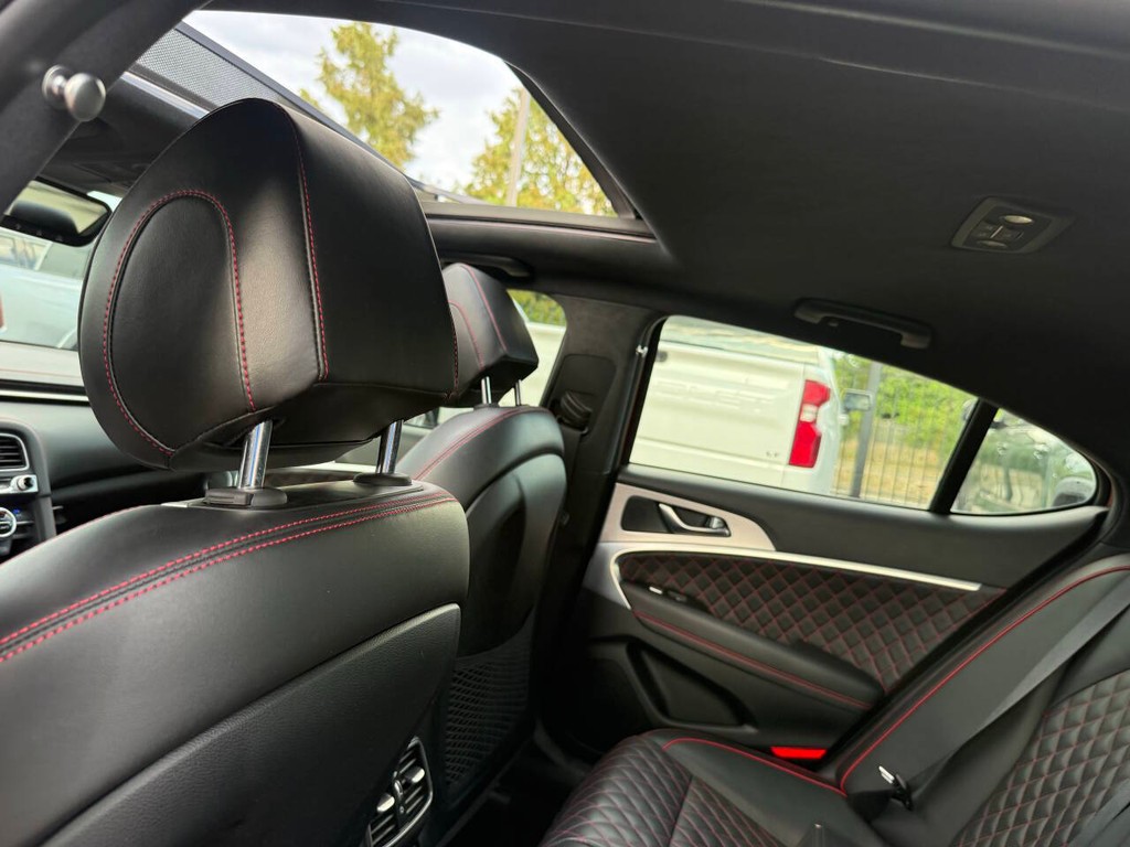 Genesis G70 Vehicle Full-screen Gallery Image 32