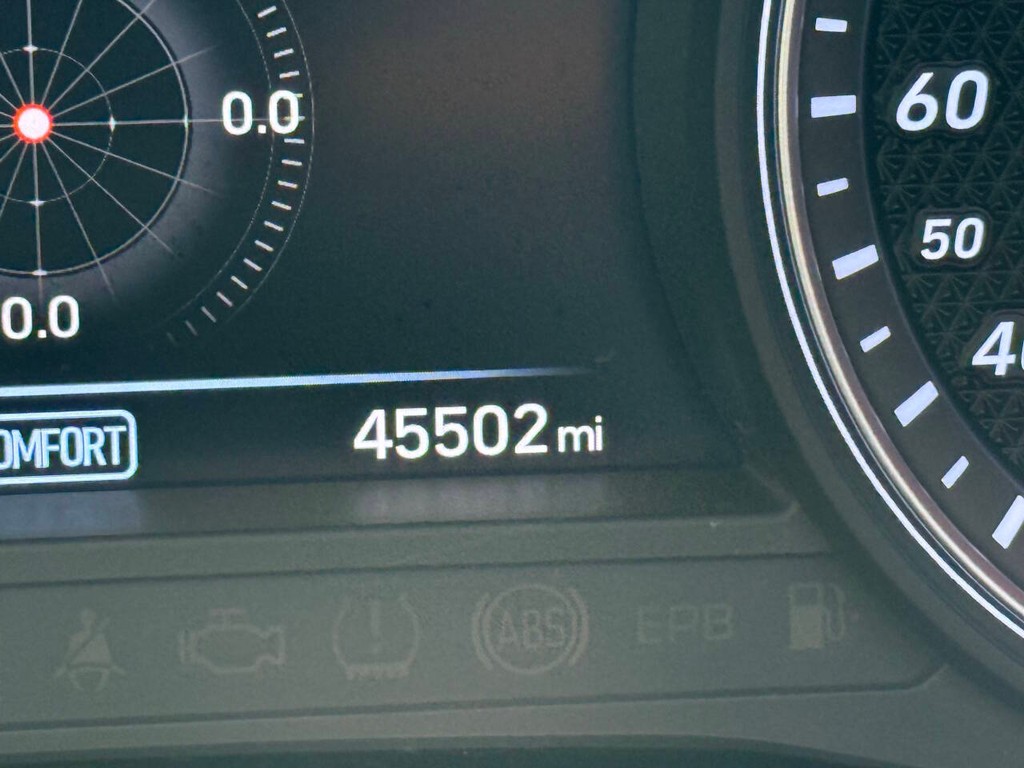 Genesis G70 Vehicle Full-screen Gallery Image 34