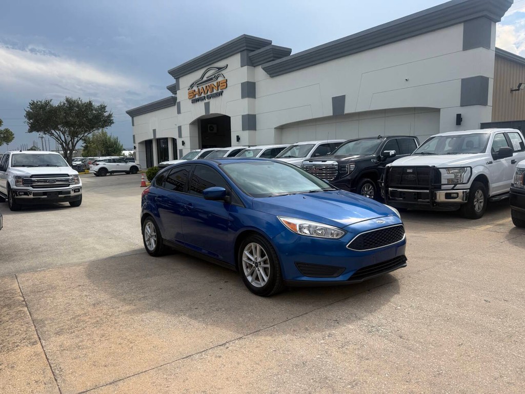 Ford Focus Hatchback Vehicle Full-screen Gallery Image 02