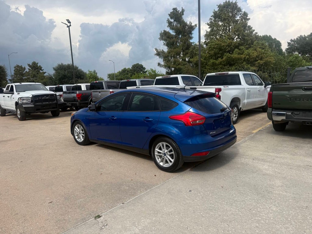 Ford Focus Hatchback Vehicle Full-screen Gallery Image 04