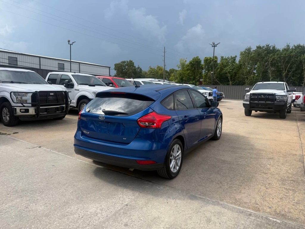 Ford Focus Hatchback Vehicle Full-screen Gallery Image 05