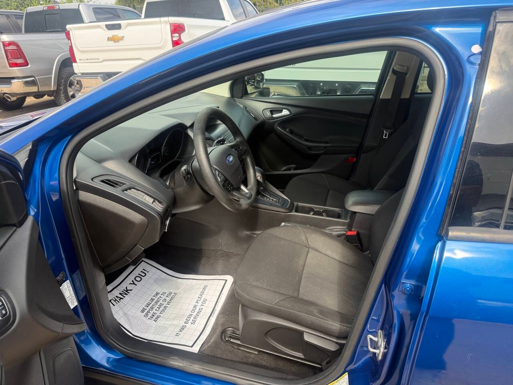 Ford Focus Hatchback Vehicle Full-screen Gallery Image 07