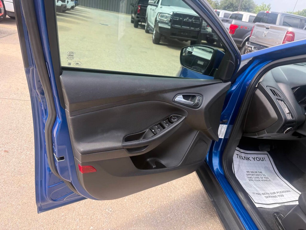 Ford Focus Hatchback Vehicle Full-screen Gallery Image 08