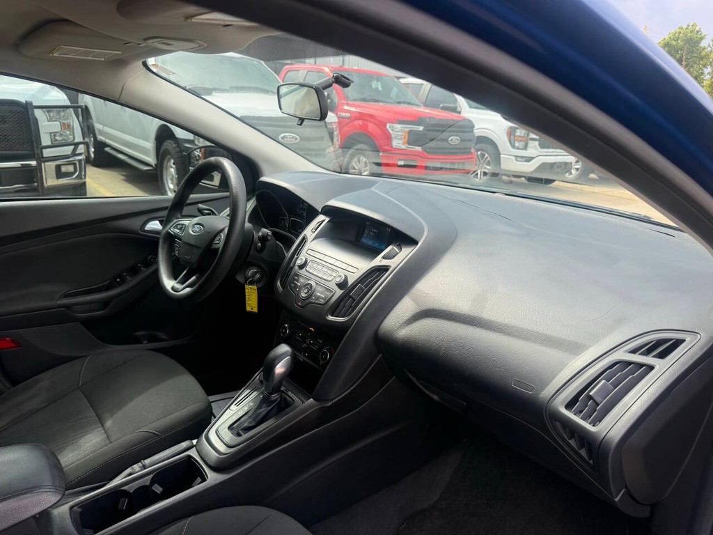 Ford Focus Hatchback Vehicle Full-screen Gallery Image 09