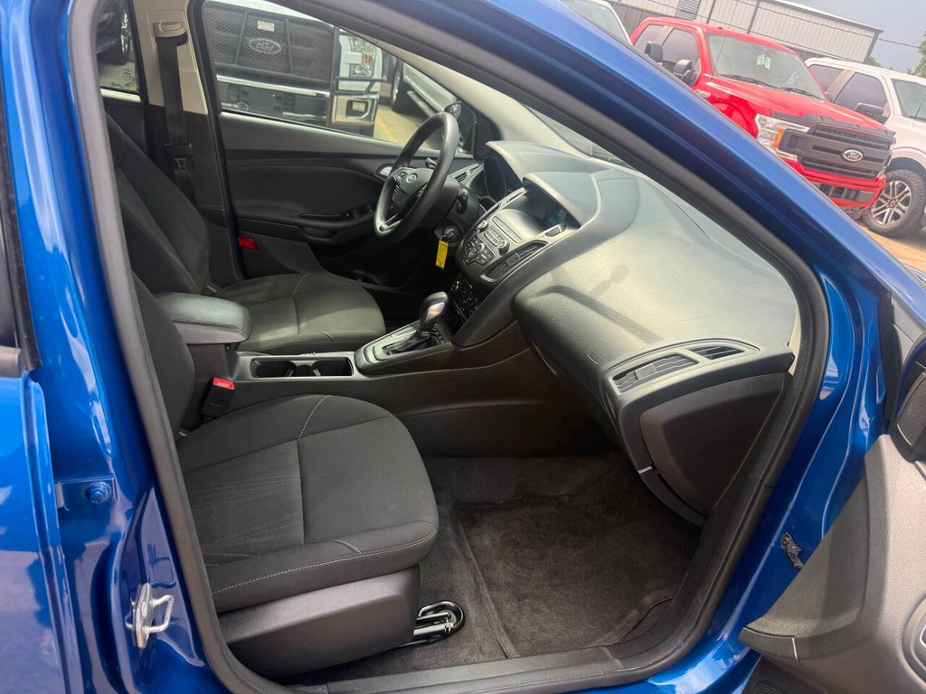 Ford Focus Hatchback Vehicle Full-screen Gallery Image 10